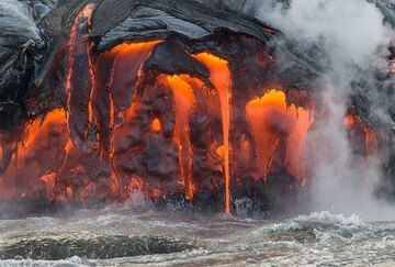 Numerous stacked, active pahoehoe flows exposed at the bench. (Photo: Tom Pfeiffer)