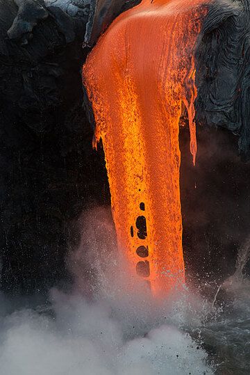 Close-up of lava flowing out of a small tube. (Photo: Tom Pfeiffer)