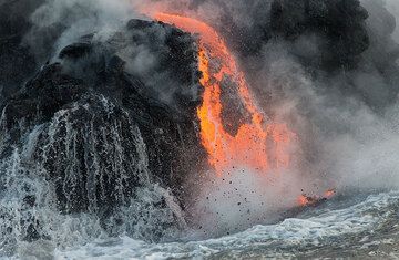 Receding wave in front of lava. (Photo: Tom Pfeiffer)
