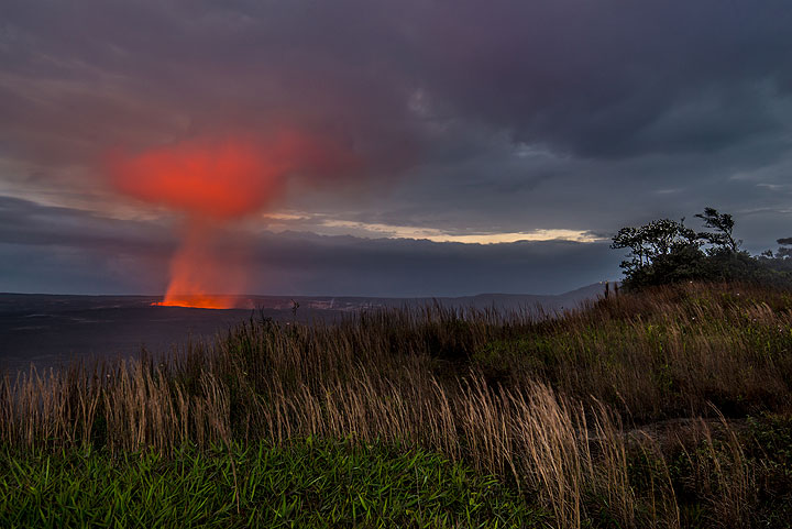 As night falls, the lava lake illuminates the cloud above. (Photo: Tom Pfeiffer)