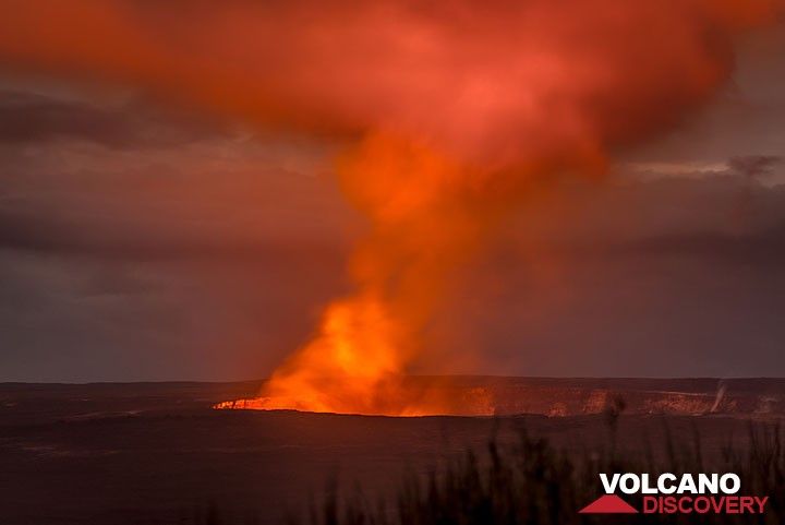 Halema'uma'u crater with the red glow of the lava. (Photo: Tom Pfeiffer)