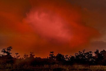 Clouds become thicker and at night, the sky above the caldera is illuminated red. (Photo: Tom Pfeiffer)