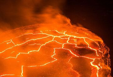 Near vertical view of the lava lake (Photo: Tom Pfeiffer)