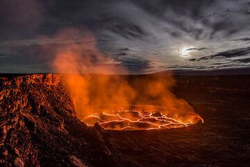 Wide-angle view of the lava lake. (Photo: Tom Pfeiffer)