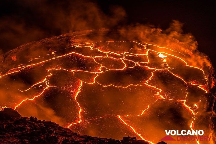 Plate tectonics of lava crust pieces. (Photo: Tom Pfeiffer)