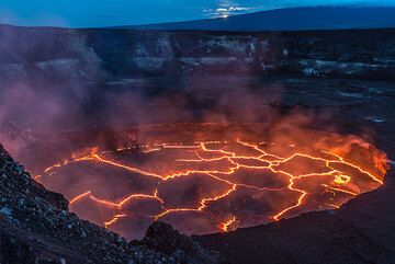 Halema'uma'u lava lake. Moon about to disappear behind Mauna Loa. (Photo: Tom Pfeiffer)
