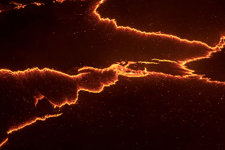 Lava lake crust pieces simulate plate tectonics. (Photo: Tom Pfeiffer)