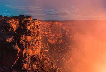 Outer crater walls in twilight and gas plume from the lava lake. (Photo: Tom Pfeiffer)