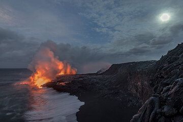 The moon sets and dawn creeps in, changing colors. (Photo: Tom Pfeiffer)