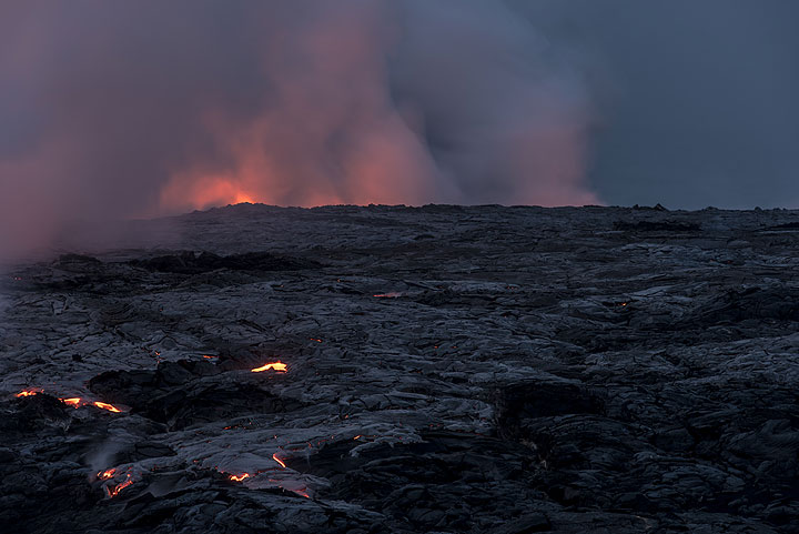 View over the bench - Hawai'i's newest land, but still very unstable and probable to collapse into the ocean any time. (Photo: Tom Pfeiffer)