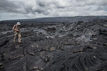 Photographer Martin Rietze along the eastern margin of an inland lava breakout, approx. 2 km from the coast. (Photo: Tom Pfeiffer)