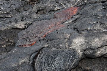 The formation of ropy pahoehoe lava. (Photo: Tom Pfeiffer)