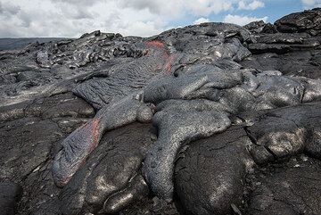 An active small lava tongue with ropy texture advances a few cm per second. (Photo: Tom Pfeiffer)