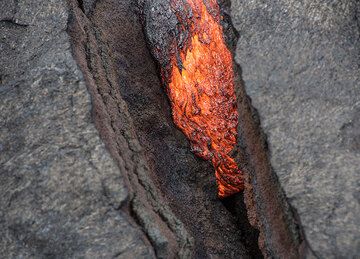Active lava tongue inside a fracture. (Photo: Tom Pfeiffer)