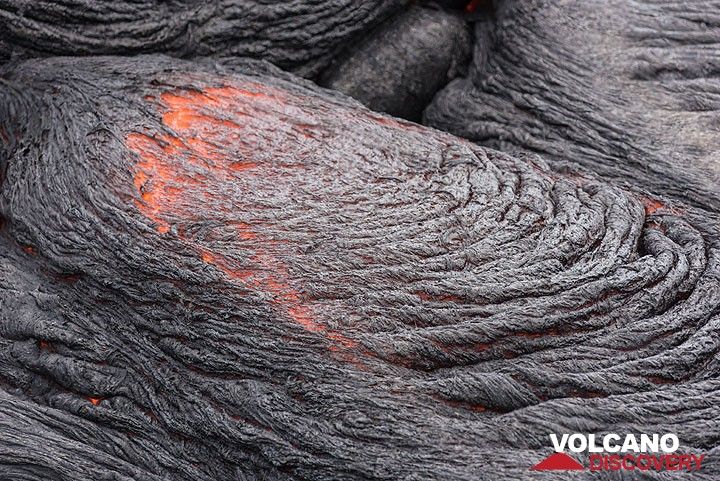 The formation of the ropy texture is related to the fast cooling of a silvery, still plastic skin on the lava, which is dragged and folded into ropes until it cools enough to remain fixed. (Photo: Tom Pfeiffer)