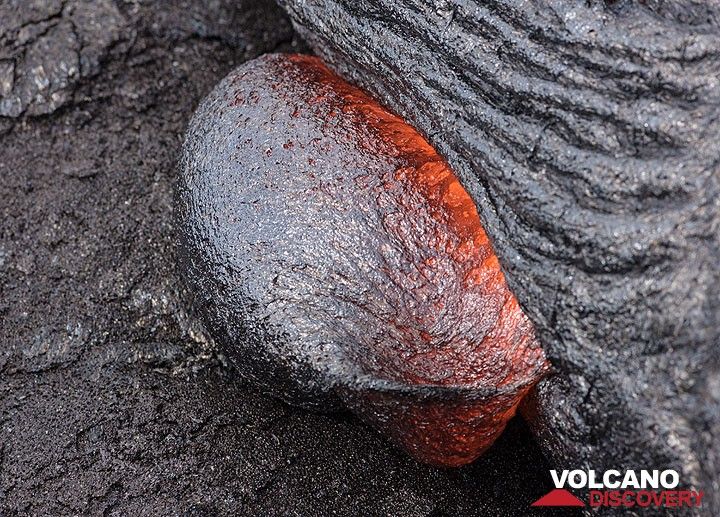A bulging round lava blob squeezes itself out from the flow. (Photo: Tom Pfeiffer)
