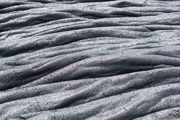 Patterns of lava ropes. (Photo: Tom Pfeiffer)