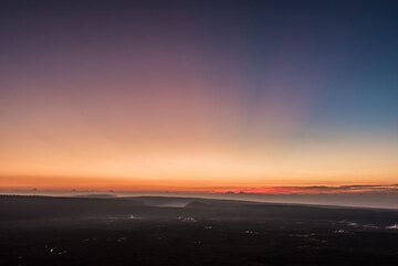 Schatten, die die Sonne knapp unter dem Horizont wirft; Im Hintergrund der Kilauea-Iki-Krater (Photo: Tom Pfeiffer)