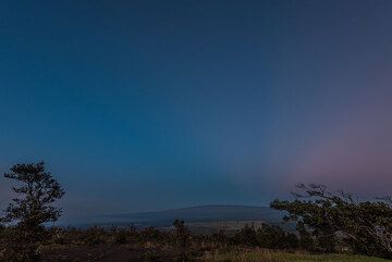 Mauna Loa, the world's biggest volcano at dawn (Photo: Tom Pfeiffer)