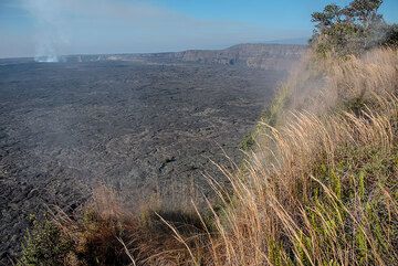 View of the Kilauea caldera from near the Volcano House (Photo: Tom Pfeiffer)