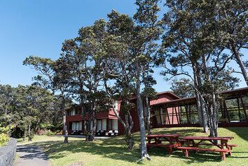 Nach einem kurzen Morgenspaziergang erreichen wir das Volcano House für ein köstliches Frühstück (wahrscheinlich das beste auf der Insel!) (Photo: Tom Pfeiffer)