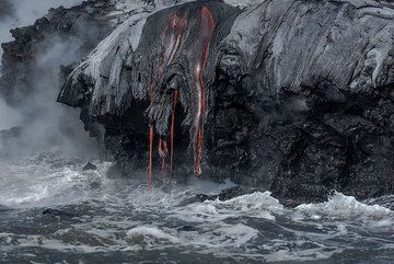 Lava dripping into the water. (Photo: Tom Pfeiffer)