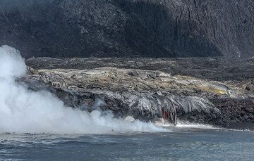 Wider view showing the older coastline in the background. (Photo: Tom Pfeiffer)