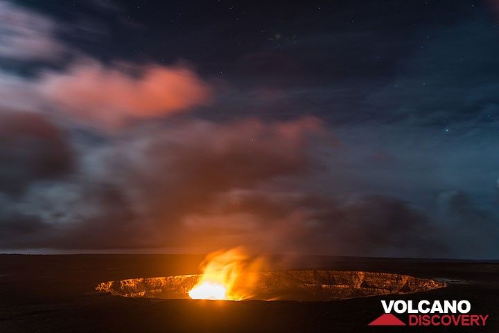 Illuminated low clouds drift over the caldera. (Photo: Tom Pfeiffer)