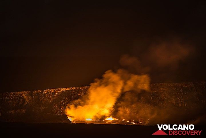 The lava lake stands high enough that about half of it is visible from the lookout. (Photo: Tom Pfeiffer)