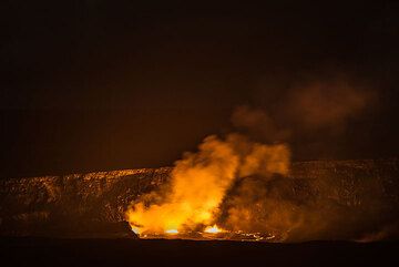 The lava lake stands high enough that about half of it is visible from the lookout. (Photo: Tom Pfeiffer)