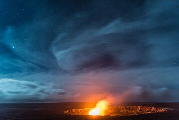 Curved high clouds paint beautiful shapes into the full-moon sky. (Photo: Tom Pfeiffer)