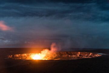 View of Halemaumau crater. The steam from fumaroles on the western end (r) is brightly shining in the moonlight. (Photo: Tom Pfeiffer)