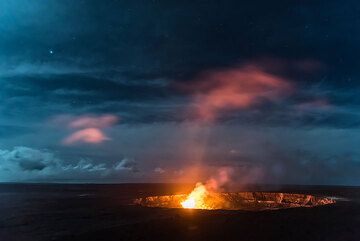 Pink steam rising from the lava lake. (Photo: Tom Pfeiffer)