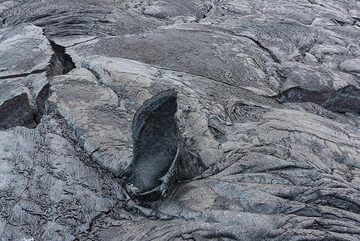 Surface de lave plus ancienne avec un morceau incliné de vieille croûte. (Photo: Tom Pfeiffer)