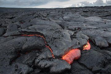 Ici, une inflation active peut être observée sans time-lapse : une partie de la surface est soulevée tandis que de petites quantités de lave fraîche forment de nouvelles éruptions à la base de la plaque. (Photo: Tom Pfeiffer)