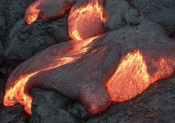 Irregular shaped active lava breakout. (Photo: Tom Pfeiffer)