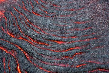 Often, larger breakout surfaces become ropy in structure as the quickly formed, but still soft skin of the lava flow resists motion and is shaped into folds by drag of the lava flowing underneath. (Photo: Tom Pfeiffer)