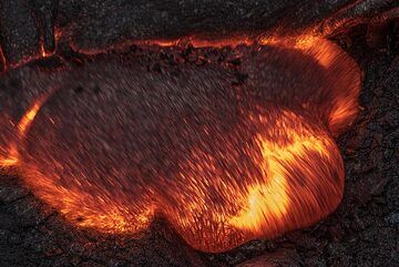 Un large orteil de lave avançant dans l'obscurité (Photo: Tom Pfeiffer)