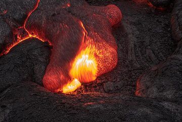 Advancing lava toe (Photo: Tom Pfeiffer)