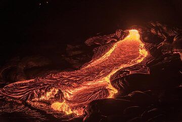 A channeled small lava breakout flow making pahoehoe ropes. (Photo: Tom Pfeiffer)