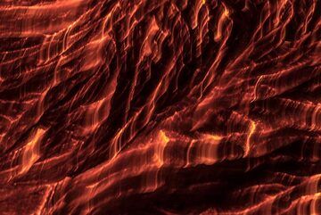 Flou de mouvement involontaire (déplacement du trépied pendant la prise de photo), mais résultant en une image intéressante de cordes de lave rouges. (Photo: Tom Pfeiffer)