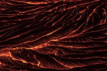 Active ropy lava flow texture at night. (Photo: Tom Pfeiffer)