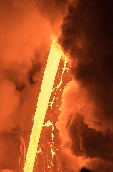 Ribbons of lava detach from the fire hose. (Photo: Tom Pfeiffer)