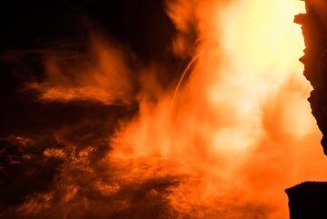 Ausgeschleuderte Bruchstücke noch glühender Lava fallen zurück ins Meer. (Photo: Tom Pfeiffer)