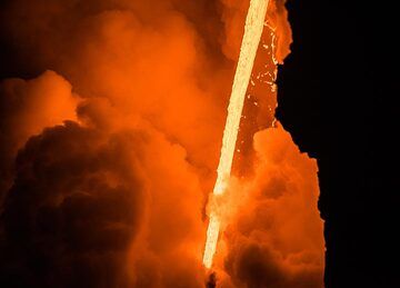 La lance à incendie vue le 12 mars, env. 1 m de large et 15 mètres de haut. (Photo: Tom Pfeiffer)