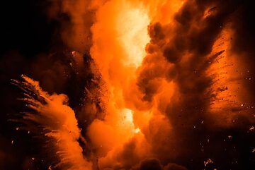 Beginning of an explosion at night - jets of still glowing lava fragments are thrown into the air. (Photo: Tom Pfeiffer)