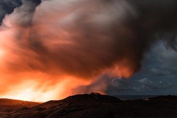 The thick steam plume appears dark at night. (Photo: Tom Pfeiffer)