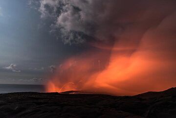 The shape of the steam plume at exposures of several seconds constantly changes. (Photo: Tom Pfeiffer)