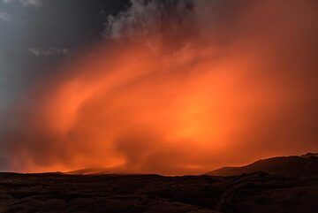 Red-orange steam illuminated by the ocean entry (Photo: Tom Pfeiffer)