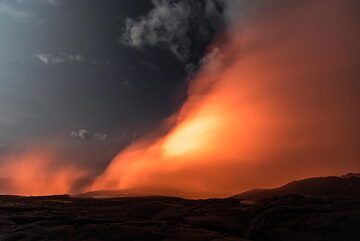 Yellow and red mix in the blurred illuminated steam. (Photo: Tom Pfeiffer)